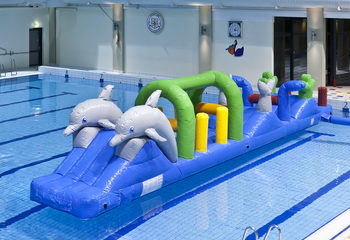 Coole zwembad run in thema dolfijn met uitdagende obstakel objecten voor zowel jong als oud. Bestel opblaasbare zwembadspelen nu online bij JB Inflatables Nederland 