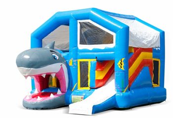 Opblaasbaar overdekt multiplay springkussen met glijbaan kopen in thema haai shark voor kinderen. Bestel opblaasbare springkussens online bij JB Inflatables Nederland