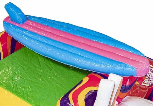Opblaasbaar luchtkussen met glijbaan in hippy thema met veel kleuren bestellen 