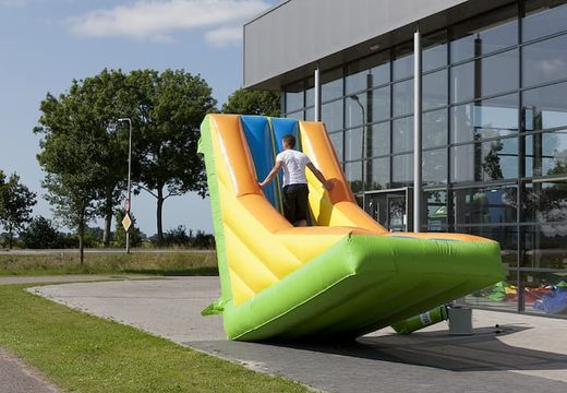 Opblaasbare kantelmuur springkussen sport en spel kopen in kleuren voor kids bij JB Inflatables